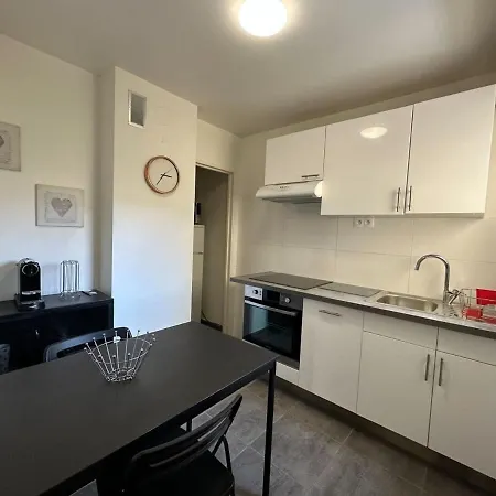 A038-beaux Studio Spacieux A Deux Pas Du Centre *